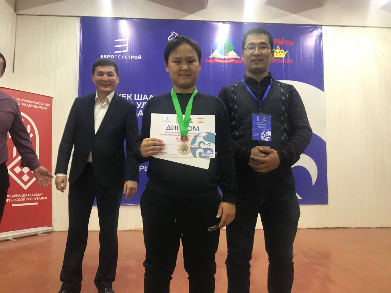 Алмазбек Атамбаевдин небереси Бишкекте өткөн шахмат боюнча чемпионатта коло медаль алды